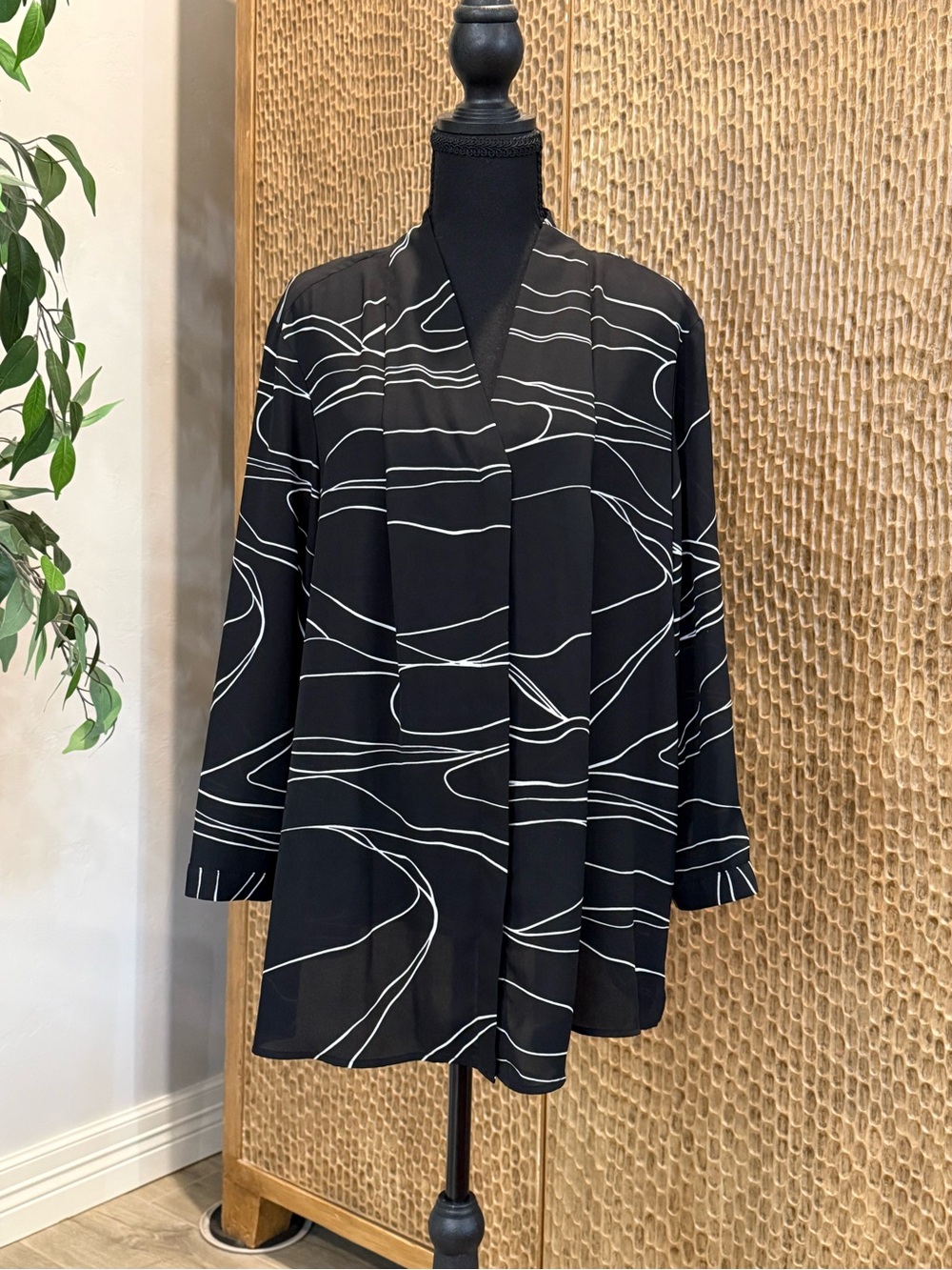 Investments Women’s XL Black Blouse with White Wave Print